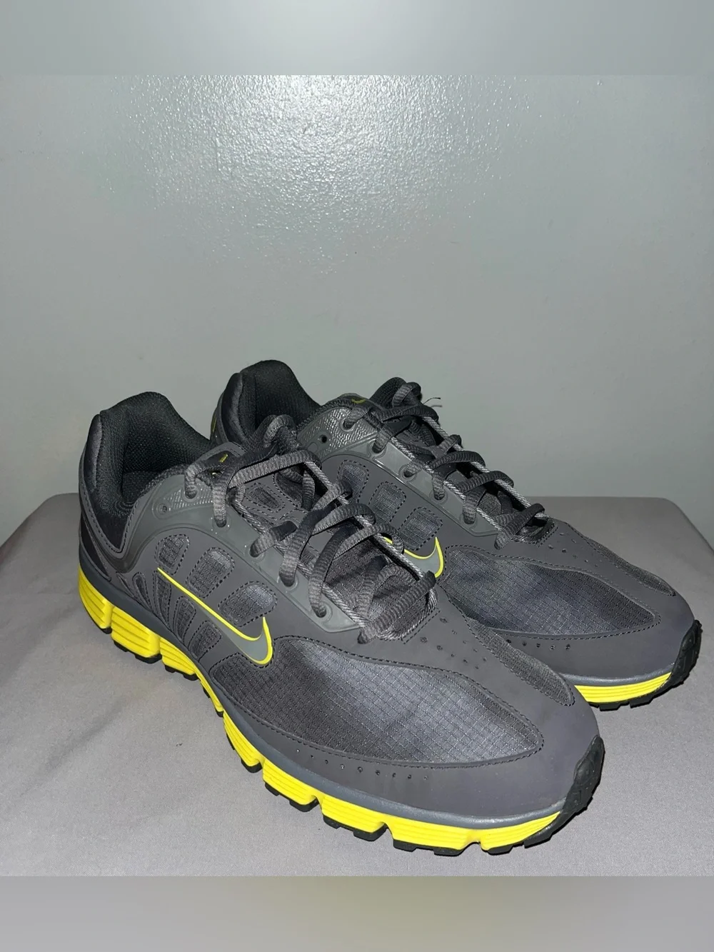 Nike Dart 9 running Shoe Size 10.5 Neon Volt/Bright Yellow With Grey Mesh Upper